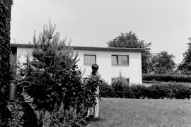 1977: Garten im Osten noch ohne den Nussbaum, im Hintergrund das Nachbarhaus Fredrich, Zum Schlattberg 8