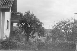 1977: von der unteren Terrasse nach Süden, links das Haus Schnaufer, im Hintergrund Ötlingen