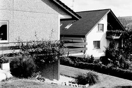 1977: die Außentreppe von oben, im Hintergrund das Haus Schnaufer (die EDEKA-Ladenbesitzer in der Hauptstraße)