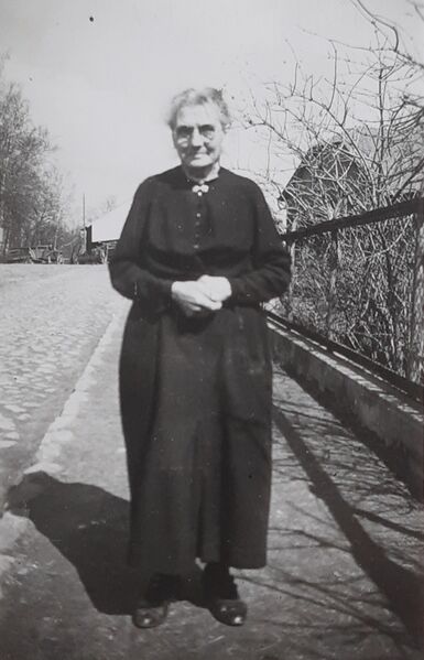 Datei:Oma-Weberstaedt-87J.-1942.jpg